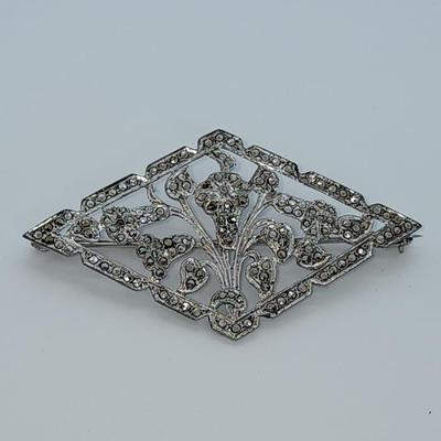 LOT 33:: 9.1g Vintage Large Sterling Marcasite Floral Brooch