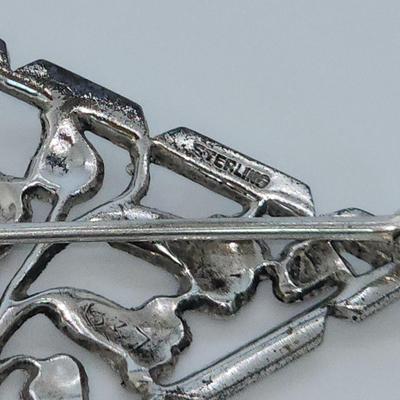 LOT 33:: 9.1g Vintage Large Sterling Marcasite Floral Brooch