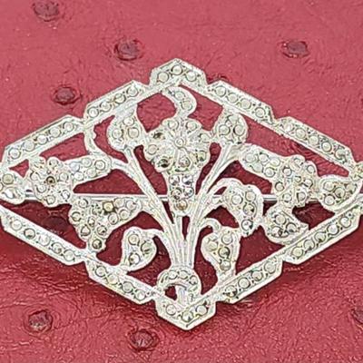 LOT 33:: 9.1g Vintage Large Sterling Marcasite Floral Brooch