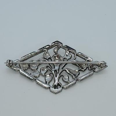 LOT 33:: 9.1g Vintage Large Sterling Marcasite Floral Brooch