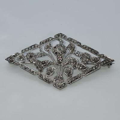 LOT 33:: 9.1g Vintage Large Sterling Marcasite Floral Brooch