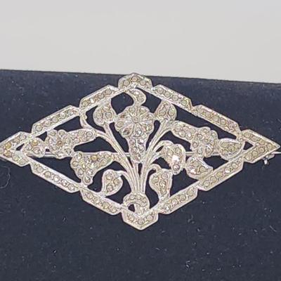 LOT 33:: 9.1g Vintage Large Sterling Marcasite Floral Brooch