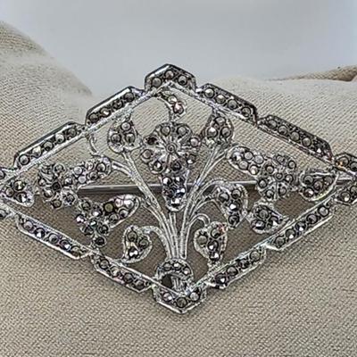 LOT 33:: 9.1g Vintage Large Sterling Marcasite Floral Brooch