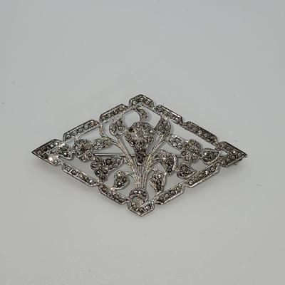 LOT 33:: 9.1g Vintage Large Sterling Marcasite Floral Brooch