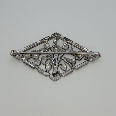 LOT 33:: 9.1g Vintage Large Sterling Marcasite Floral Brooch