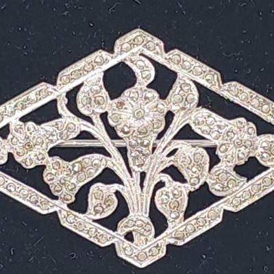 LOT 33:: 9.1g Vintage Large Sterling Marcasite Floral Brooch