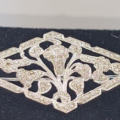 LOT 33:: 9.1g Vintage Large Sterling Marcasite Floral Brooch