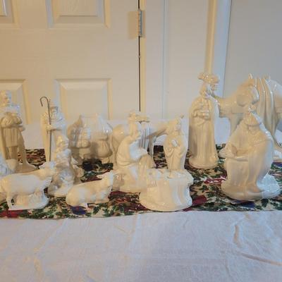 LOT:: 41 Vintage 15pc Holland Mold Nativity Set