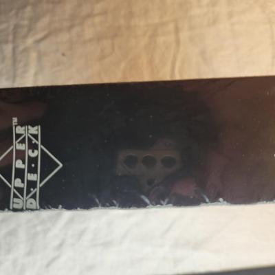 LOT:: 72 SEALED Upper Deck NHL 1991