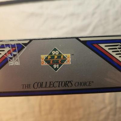LOT:: 72 SEALED Upper Deck NHL 1991