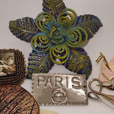 LOT 90:: Lot of Vintage Brooches