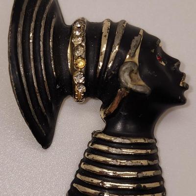 LOT 90:: Lot of Vintage Brooches