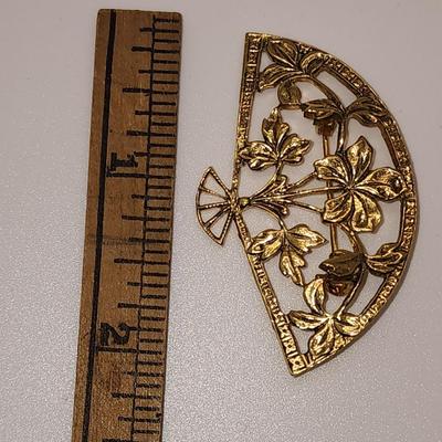 LOT 90:: Lot of Vintage Brooches