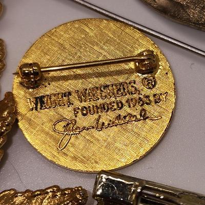 LOT 90:: Lot of Vintage Brooches