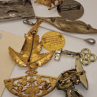 LOT 90:: Lot of Vintage Brooches