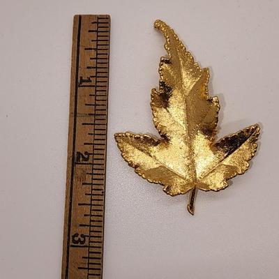 LOT 90:: Lot of Vintage Brooches