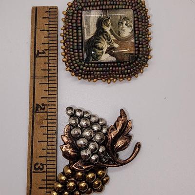 LOT 90:: Lot of Vintage Brooches