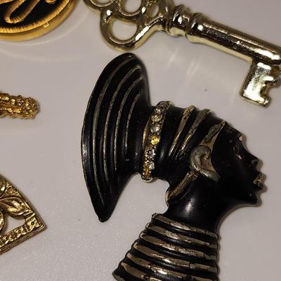 LOT 90:: Lot of Vintage Brooches