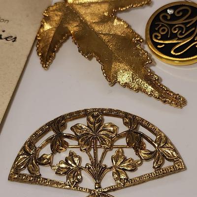 LOT 90:: Lot of Vintage Brooches