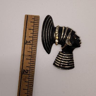 LOT 90:: Lot of Vintage Brooches