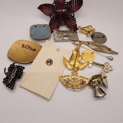 LOT 90:: Lot of Vintage Brooches