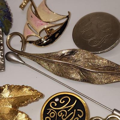 LOT 90:: Lot of Vintage Brooches