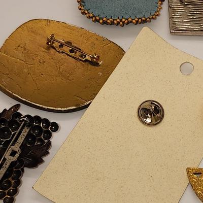 LOT 90:: Lot of Vintage Brooches