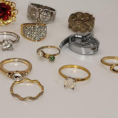 LOT 93:: Vintage Ring LOT szs range from 5-12