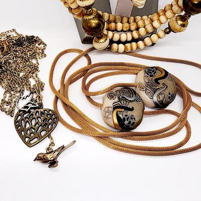LOT 97:: Large LOT of Vintage Fashion Necklaces