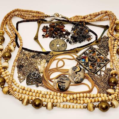LOT 97:: Large LOT of Vintage Fashion Necklaces