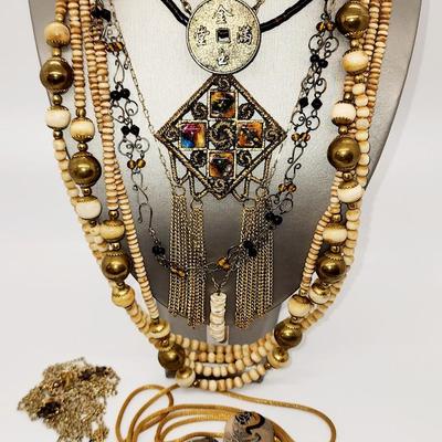 LOT 97:: Large LOT of Vintage Fashion Necklaces