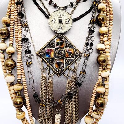 LOT 97:: Large LOT of Vintage Fashion Necklaces