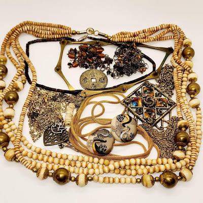 LOT 97:: Large LOT of Vintage Fashion Necklaces