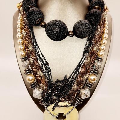 LOT 99:: LOT of Vintage Fashion Necklaces