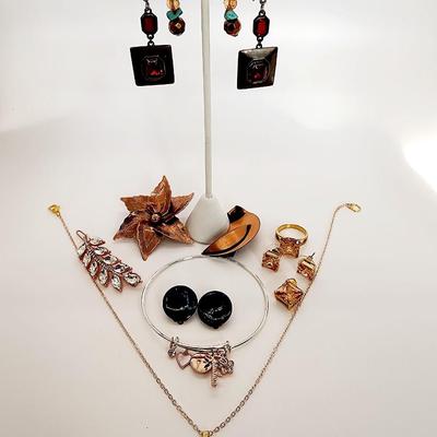 LOT 129:: Mixed lot of Costume Jewelry