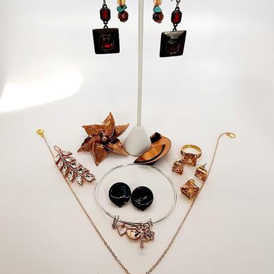 LOT 129:: Mixed lot of Costume Jewelry