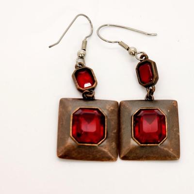 LOT 129:: Mixed lot of Costume Jewelry