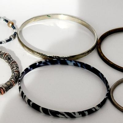 LOT 130:: Bracelet Lot