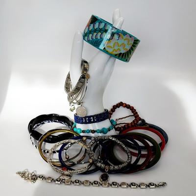 LOT 130:: Bracelet Lot