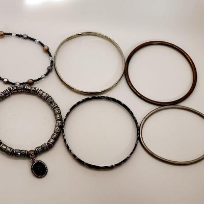 LOT 130:: Bracelet Lot