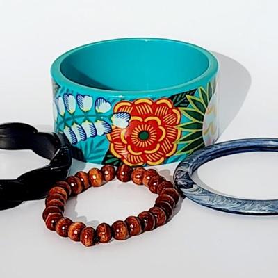 LOT 130:: Bracelet Lot