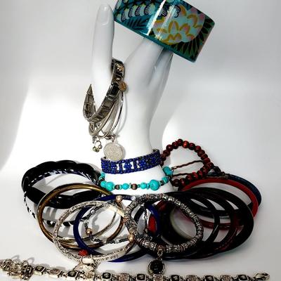 LOT 130:: Bracelet Lot