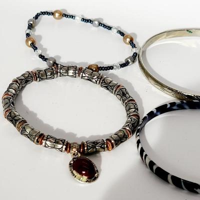 LOT 130:: Bracelet Lot