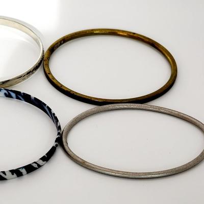 LOT 130:: Bracelet Lot