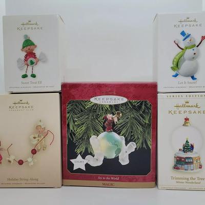 LOT:: 134 Hallmark Ornaments
