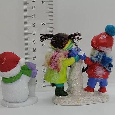 LOT:: 135 Hallmark Ornaments