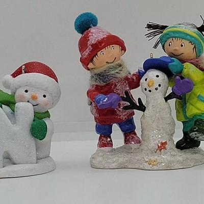 LOT:: 135 Hallmark Ornaments