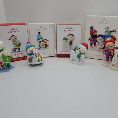 LOT:: 135 Hallmark Ornaments