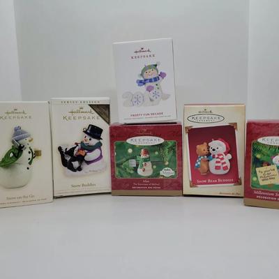 LOT:: Hallmark Ornaments