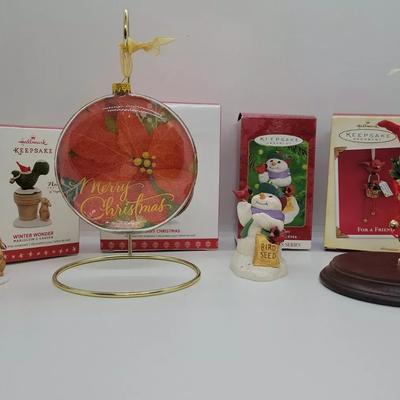 LOT:: 137 Hallmark Ornaments
